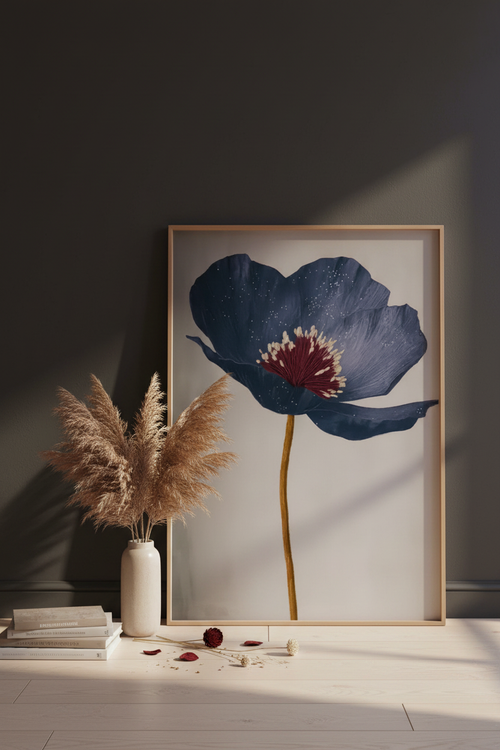 Plakat Blue Poppy – oparty o ścianę z dekoracjami
