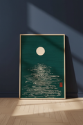 Plakat oparty o granatową ścianę