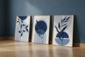 Plakat Navy Botanical Arch – Granatowy Minimalizm z Naturą | Boho Mid-Century Dekoracja Ścienna