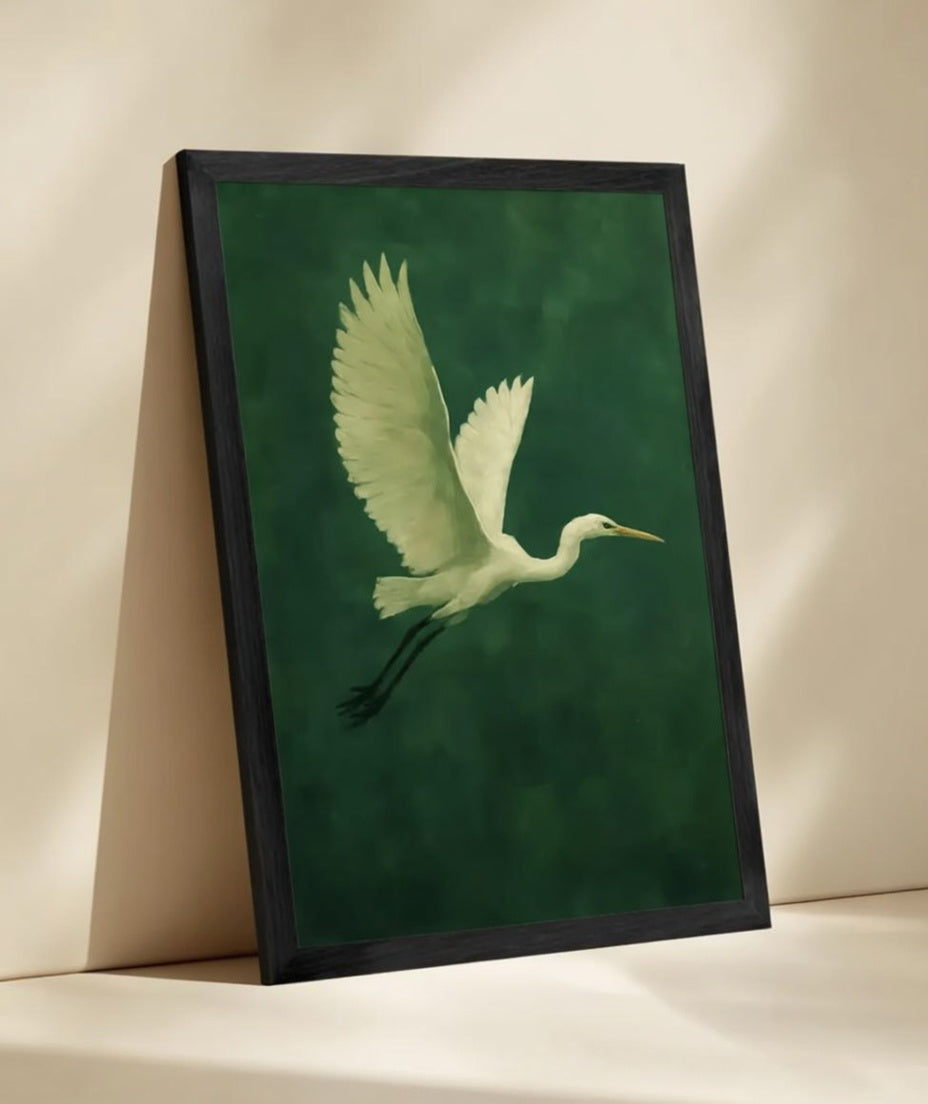 Plakat Emerald Heron – Biała Czapla na Szmaragdowym Tle | Dark Luxury Japandi Dekoracja Ścienna