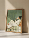 Plakat Morning Coffee – Kobieta z Kawą na Kanapie | Cozy Aesthetic Quiet Luxury Slow Living Dekoracja Ścienna