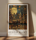 Plakat Night City Gustav Klimt – Nocne Miasto z Księżycem | Plakat Wystawowy Dekoracja Ścienna