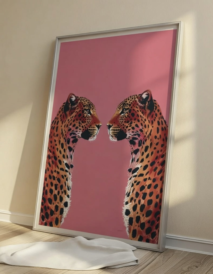 Plakat Twin Leopards – Dwa Gepardy na Różu | Bold Animal Art Maximalist Dekoracja Ścienna