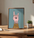 Plakat Rock On – Gest Rockowy Ręka z Tatuażem | Retro Pop Art Groovy Music Art Dekoracja Ścienna