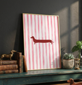 Plakat Dachshund Stripes – Jamnik na Różowych Paskach | Retro Vintage Dekoracja Ścienna