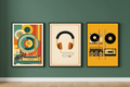 Trzy retro plakaty muzyczne oparte o ciemnozieloną ścianę